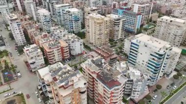 Geniş teraslar akşam yemeği ve deniz esintileriyle dinlenmeyi barındırır..