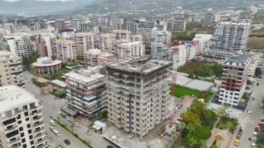 Heykel havuzu, saksılar ve şezlonglar zemin katını bir inzivaya çevirir..