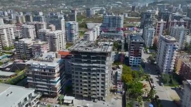 Tepeden tırnağa görünüm, binanın tüm yapısını gösterir.