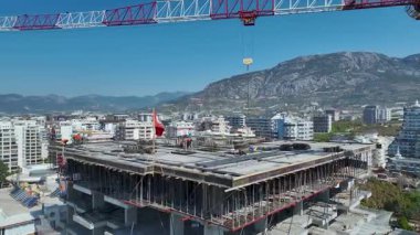 Yukarıdan görünen simetrik yapı ızgarası.