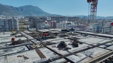 İnsansız hava aracı modern şehirde inşaatı yakalıyor.