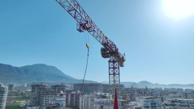 İHA, vinç kaldırma malzemelerini alanda yakalıyor.