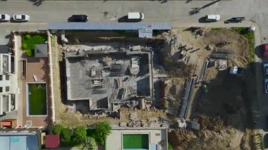 Drone çatı çubuğu kurulum sürecini yakalıyor.