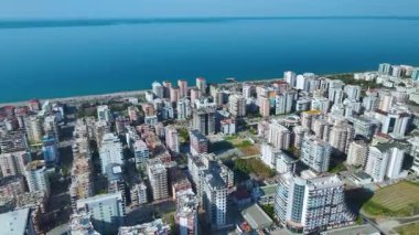 Drone, kıyı kenti büyümesini kulelerle yakalıyor.