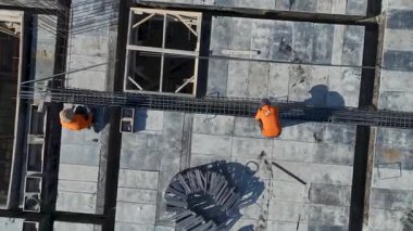 Drone işçilerin döşemeye hazırlandığını gösteriyor.