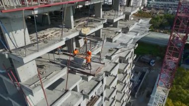 İşçi ve vinçleri görünen deniz kuleleri.