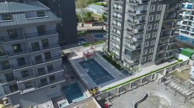 Su kaydırağıyla ve palmiye ağaçlarıyla dolu yeni yapılmış bir havuz alanı..