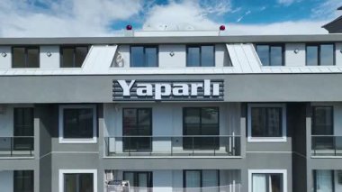 Apartman sakinleri için geniş tasarım ve eğlence.