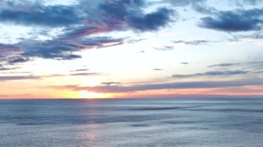 Akşam anı sakin melodiler ve yansımalarla dolu..