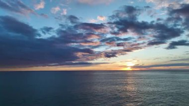 Drone, günün son ışığının dramatik renklerini yakalar.