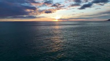 Parlak alacakaranlık renkleriyle dolu huzurlu bir atmosfer..