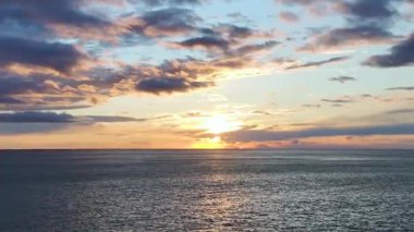 Sahne, sıcak ve serin gölgelerin ahengiyle parlar.