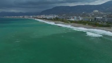 İnsansız hava aracı, tepe evlerini, otelleri ve turkuaz suyla kıyı şeridini ele geçirdi.