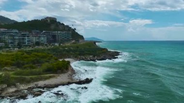 Drone görüntüleri sörfün dramatik etkisini yakalar.