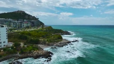 Deniz dalgalarına karşı kıyısal dayanıklılığın drone görüntüsü.