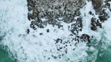 Drone, deniz köpüğü tarafından oluşturulan desenleri vurgular.