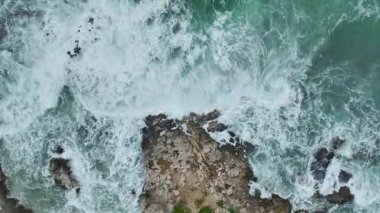 Okyanus Dalgaları 'nın Kaya Kıyı Hattı' na çarptığı Beyaz Köpük 'ün havaya uçtuğu hava videosu