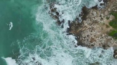 Drone çarpıcı sörf darbesini vurguluyor.