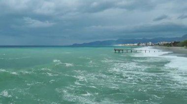 İnsansız hava aracı görüntüleri vahşi güzelliği vurguluyor.