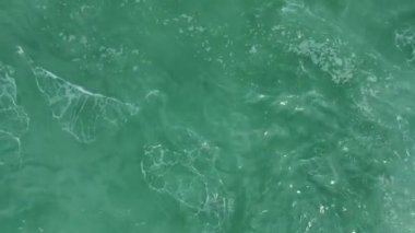 Deniz kenarındaki kentsel büyümenin geniş açılı görüntüsü.