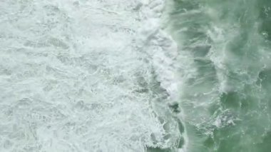 Renkli gökyüzünün sakin deniz yüzeyiyle buluşmasının panoramik görüntüsü..