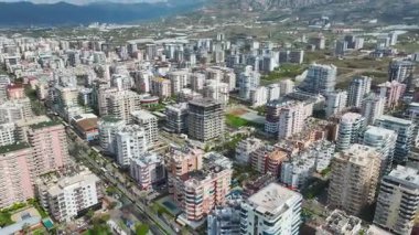 Deniz kenarının insansız hava aracı görüntüsü doğayla birleşiyor..