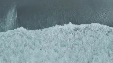 Drone güçlü sörf ve iskele geometrisi arasındaki etkileşimi vurguluyor.