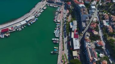 Şehrin yüksek açısı sahil şeridine ve kumsala doğru uzanıyor..