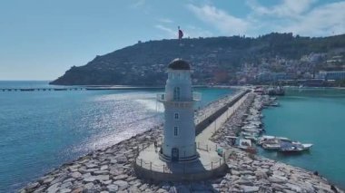 Bir deniz fenerinin uzaktan görülebilen insansız hava aracı görüntüsü..