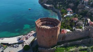 Kızıl Kule 'nin robot görüntüleri kale duvarlarına bağlı.