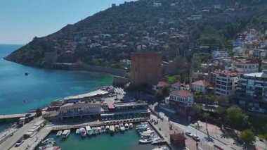 Drone görüntüsü Alanya 'nın Kızıl Kulesi' ni kale harabeleriyle gösteriyor