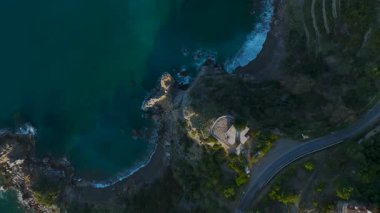 Engebeli kıyı kayalarına çarpan dalgaların drone çekimi