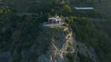 Arkasında deniz olan yarı inşa edilmiş bir evin insansız hava aracı tarafından ele geçirilmesi