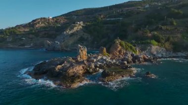 Uçurumun kenarındaki suyun insansız hava aracı görüntüleri..