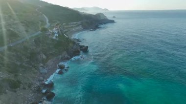 Dik kayalıklar boyunca dar yolun drone görüntüsü.