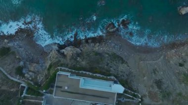 Sonsuz havuzlu ve panoramik okyanus manzaralı bir villa..