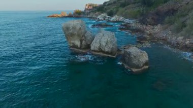 Kayalık kıyı şeridine vuran okyanus dalgalarının drone görüntüsü.