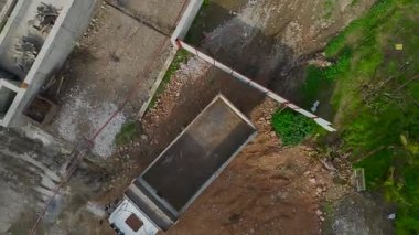 İnşaat alanındaki boş kamyonet yatağının üst görüntüsü.