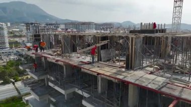 İnşaat halindeki yüksek binanın beton iskeleti.