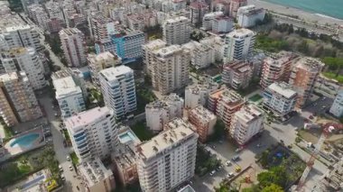 Yüksek tamamlanmamış beton yapının İHA görünümü.