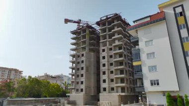 Beton levhaların ve yüksek bina iskeletinin insansız hava aracı çekimi.