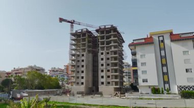 Yapı sütunları ve zeminler açıkta kalan yapılar oluşturur.