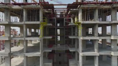 Yapı iskeleti etrafında drone görünümü.