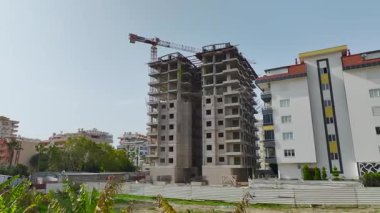 Deniz kenarındaki beton gökdelenlerin insansız hava aracı görüntüleri.