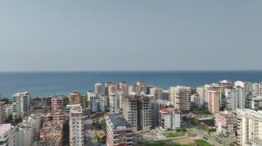 Tamamlanmamış ham beton yapının insansız hava aracı görüntüleri.