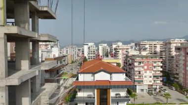 İnşaatın ortasında beton kulenin insansız hava aracı görüntüleri..