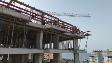 Şehrin inşaat bölgesinde bitmemiş büyük bir kule yükseliyor..