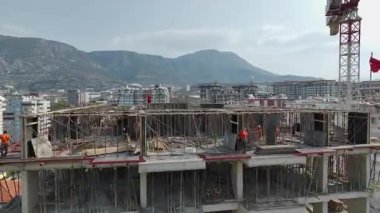 Kentsel alandaki tamamlanmamış yüksek binaların insansız hava aracı görüntüleri.