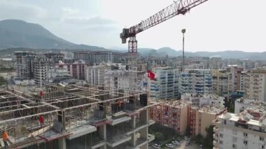 Tamamlanmamış konut kulesinin İHA görüntüsü.