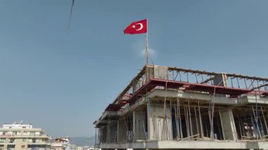 Çıplak beton sütunlarla yükselen yüksek yapı.
